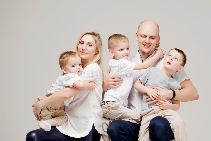 Familia grande y alegre, papá de la mamá y tres hijos imagenes de archivo Familia grande y alegre, papá de la mamá y tres hijos imagenes de archivo
