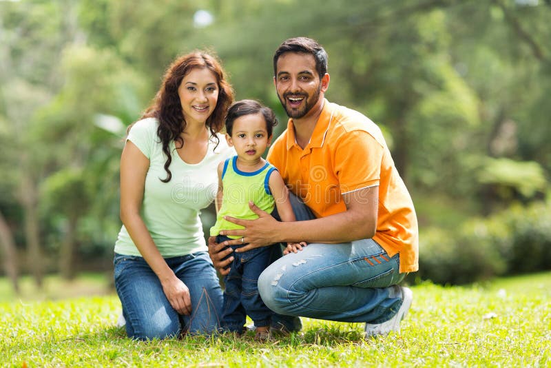 Familia india al aire libre