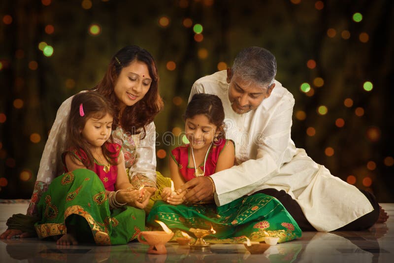 Familia india que celebra Diwali, fesitval de luces