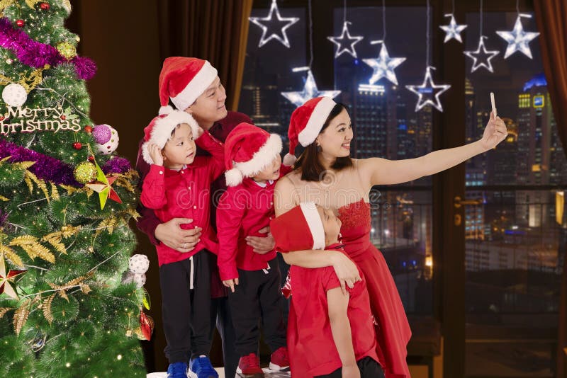 Familia Japonesa Que Toma El Selfie En El Tiempo De La Navidad Imagen de  archivo - Imagen de madre, noche: 127429553