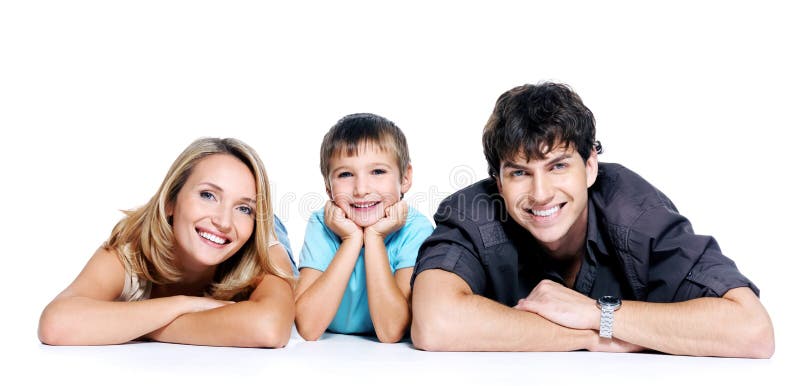 Familia joven feliz con el niño