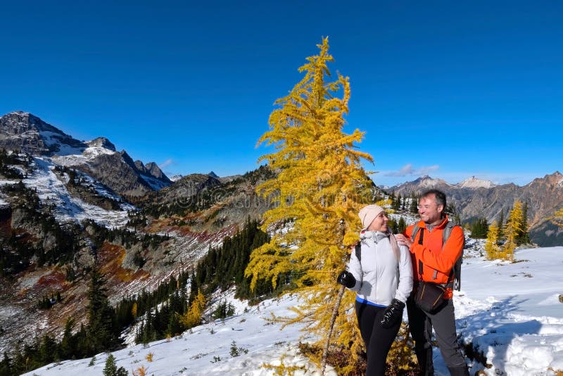 Familia joven feliz el las vacaciones que viajan en el soporte Rainier National Park imágenes de archivo libres de regalías Familia joven feliz el las vacaciones que viajan en el soporte Rainier National Park imágenes de archivo libres de regalías
