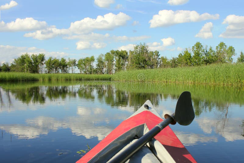 Familia kayaking, canoeing en el río, el fin de semana y las vacaciones activas del verano, el concepto de deporte y aptitud fotografía de archivo libre de regalías Familia kayaking, canoeing en el río, el fin de semana y las vacaciones activas del verano, el concepto de deporte y aptitud fotografía de archivo libre de regalías