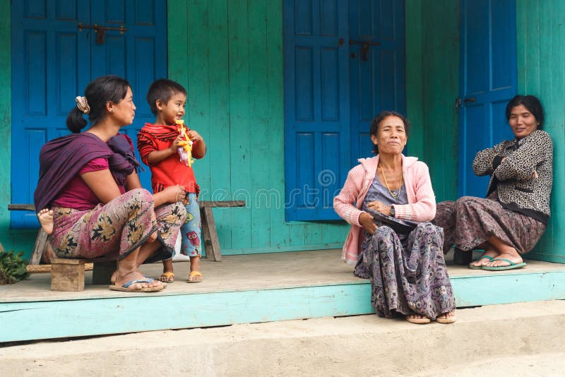 Familia local en Chin State, Myanmar fotos de archivo