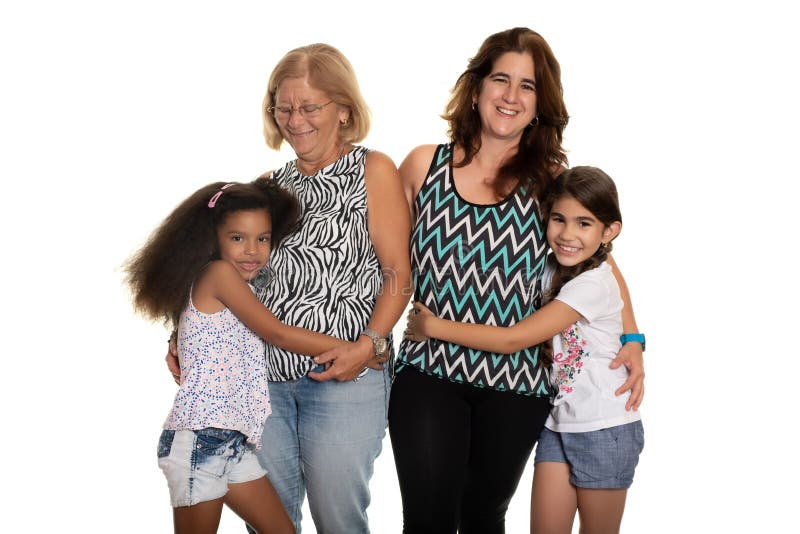 Familia multirracial - mamá y abuela que abrazan su rac mezclado imagen de archivo Familia multirracial - mamá y abuela que abrazan su rac mezclado imagen de archivo