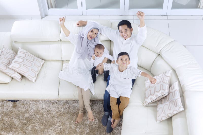 Familia musulmán que expresa su felicidad