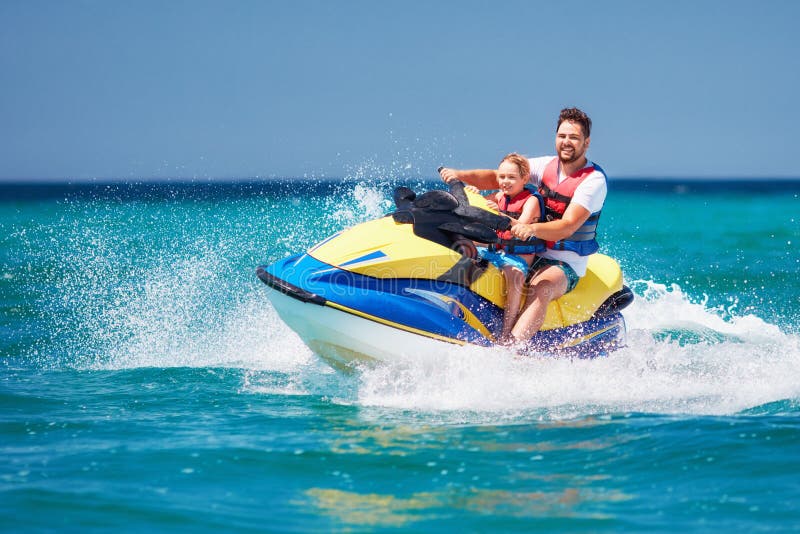 Familia, padre feliz, emocionado e hijo divirtiéndose en el esquí del jet en las vacaciones de verano imagen de archivo libre de regalías Familia, padre feliz, emocionado e hijo divirtiéndose en el esquí del jet en las vacaciones de verano imagen de archivo libre de regalías