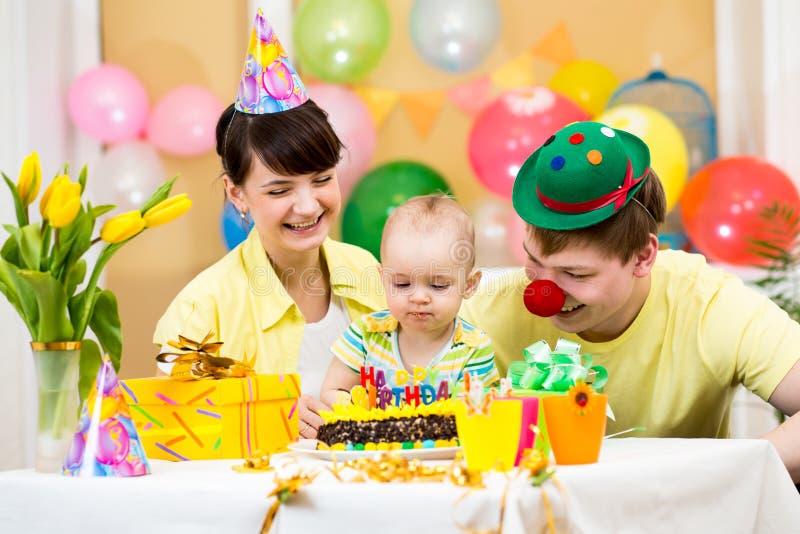 Familia que celebra el primer cumpleaños de la niña imágenes de archivo libres de regalías Familia que celebra el primer cumpleaños de la niña imágenes de archivo libres de regalías