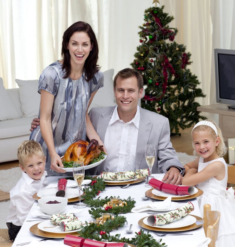 Familia que celebra la cena de la Navidad con el pavo imágenes de archivo libres de regalías Familia que celebra la cena de la Navidad con el pavo imágenes de archivo libres de regalías