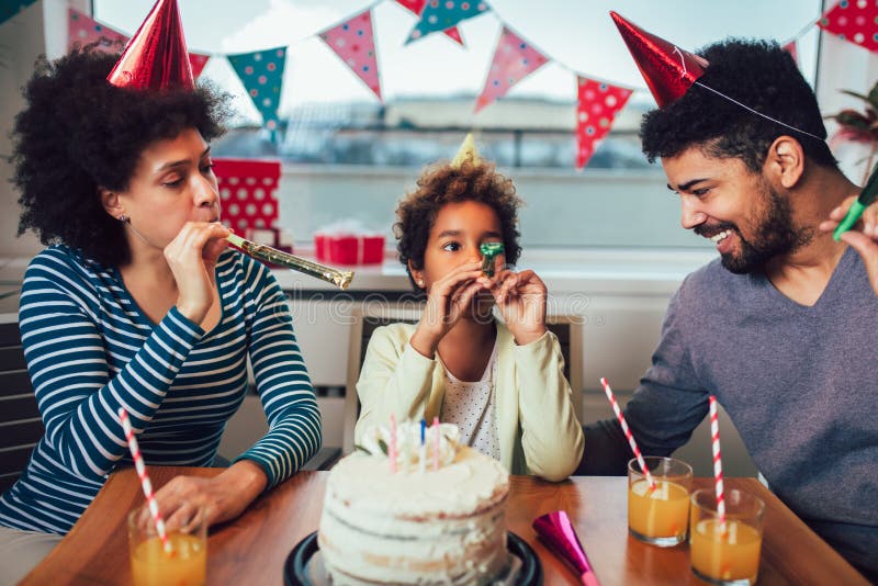 Familia que celebra un cumplea?os junto en casa imagenes de archivo Familia que celebra un cumplea?os junto en casa imagenes de archivo