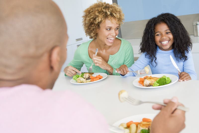Familia que come la comida de A, mealtime junto foto de archivo Familia que come la comida de A, mealtime junto foto de archivo