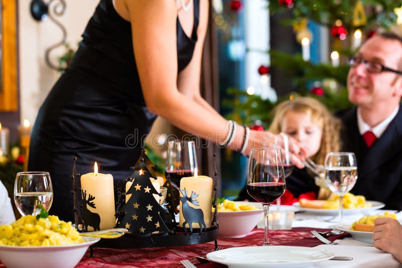 Familia que come salchichas de la cena de la Navidad imagenes de archivo Familia que come salchichas de la cena de la Navidad imagenes de archivo