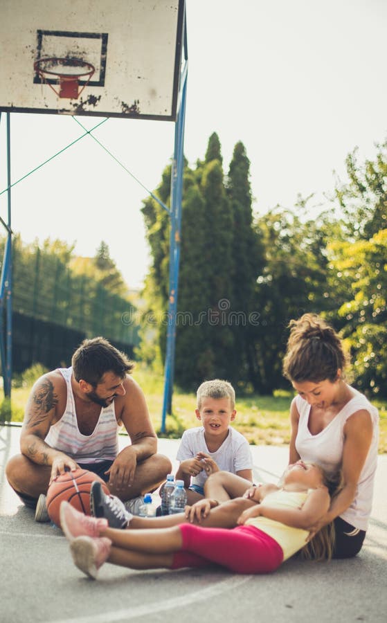 Familia que disfruta de deportes imagen de archivo libre de regalías Familia que disfruta de deportes imagen de archivo libre de regalías