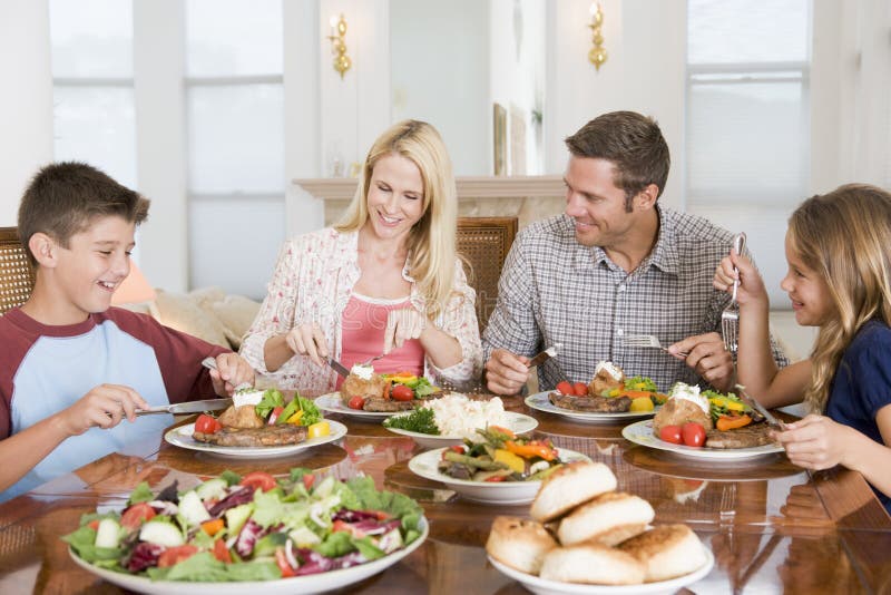 Familia que disfruta de la comida, mealtime junto