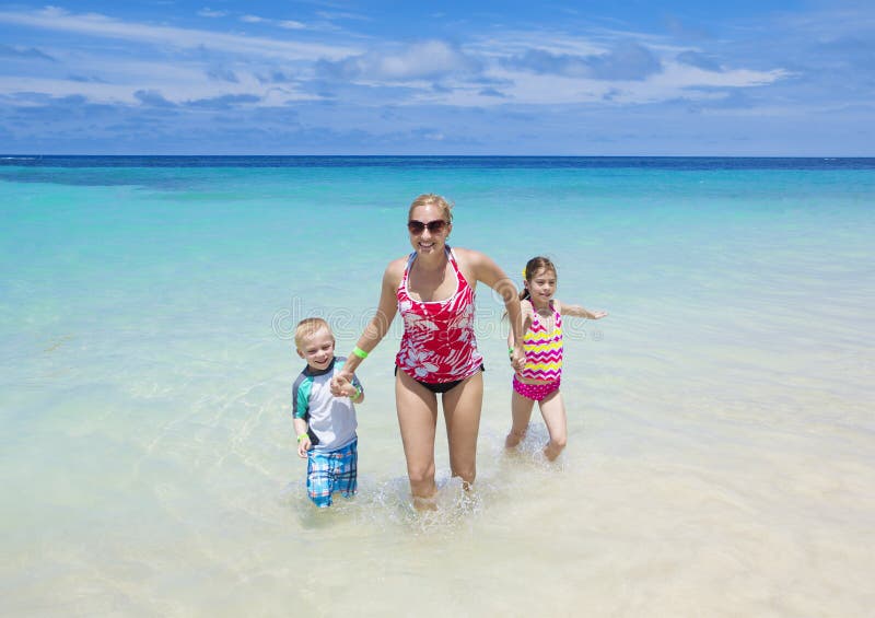 Familia que disfruta de vacaciones de la playa junto fotos de archivo libres de regalías Familia que disfruta de vacaciones de la playa junto fotos de archivo libres de regalías