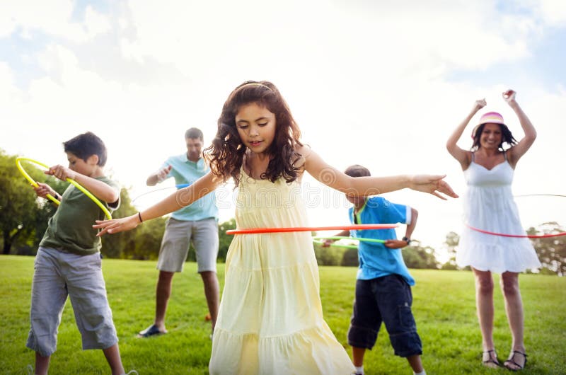 Familia que juega en el parque imagen de archivo libre de regalías Familia que juega en el parque imagen de archivo libre de regalías