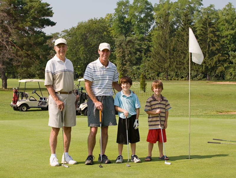Familia que juega a golf fotografía de archivo libre de regalías Familia que juega a golf fotografía de archivo libre de regalías