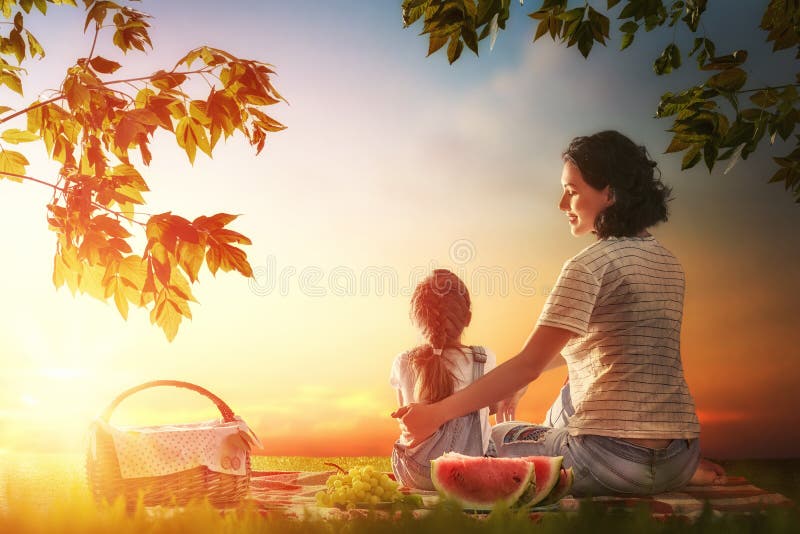 Familia que merienda en el campo junto imagen de archivo libre de regalías Familia que merienda en el campo junto imagen de archivo libre de regalías
