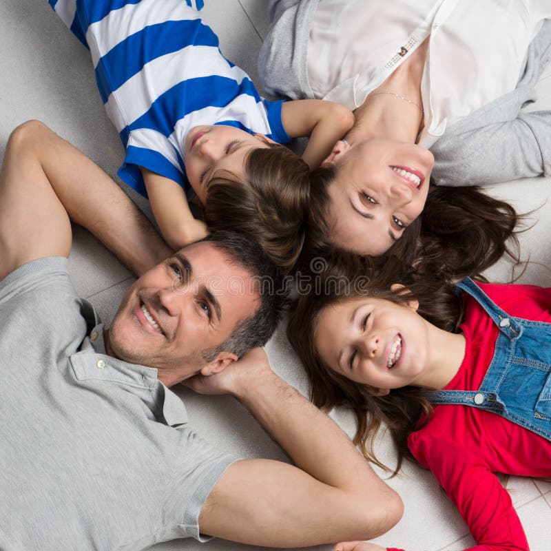 Familia que miente en piso Familia que miente en piso