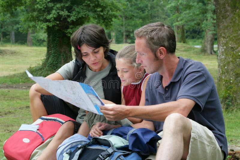 Familia que mira que va de excursión la correspondencia imagenes de archivo Familia que mira que va de excursión la correspondencia imagenes de archivo