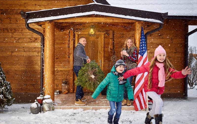 Familia que pasa el tiempo junto en la Navidad imagen de archivo libre de regalías Familia que pasa el tiempo junto en la Navidad imagen de archivo libre de regalías