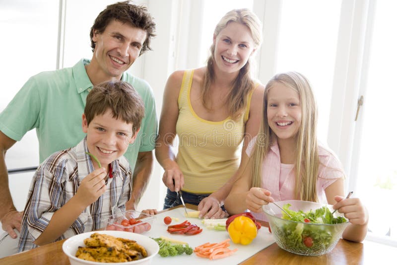 Familia que prepara la comida, mealtime junto foto de archivo libre de regalías Familia que prepara la comida, mealtime junto foto de archivo libre de regalías