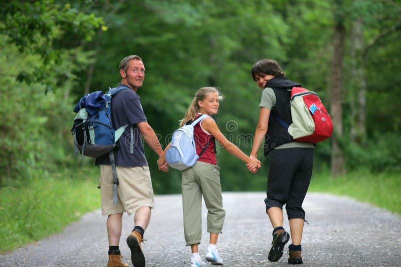 Familia que recorre en un bosque imagen de archivo libre de regalías Familia que recorre en un bosque imagen de archivo libre de regalías