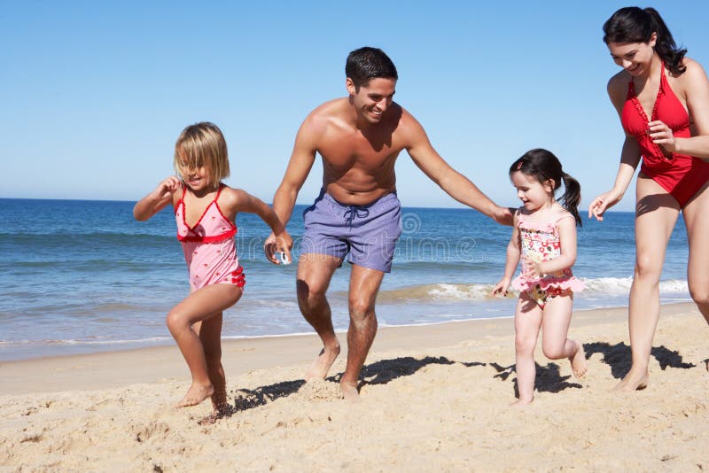 Familia que se divierte en la playa foto de archivo Familia que se divierte en la playa foto de archivo