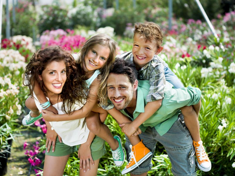 Familia que se divierte en un invernadero foto de archivo libre de regalías Familia que se divierte en un invernadero foto de archivo libre de regalías