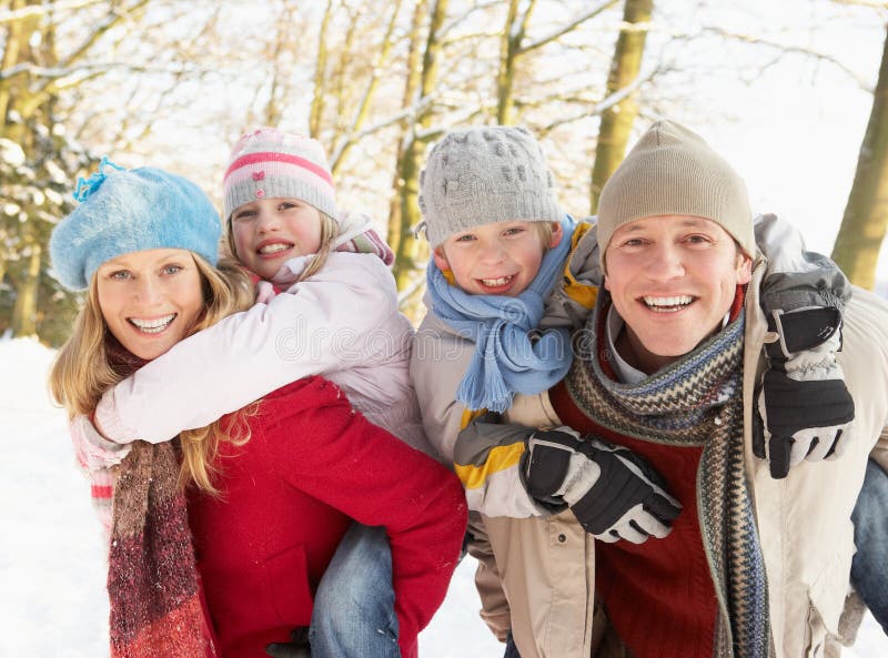 Familia que tiene arbolado Nevado de la diversión imagen de archivo Familia que tiene arbolado Nevado de la diversión imagen de archivo