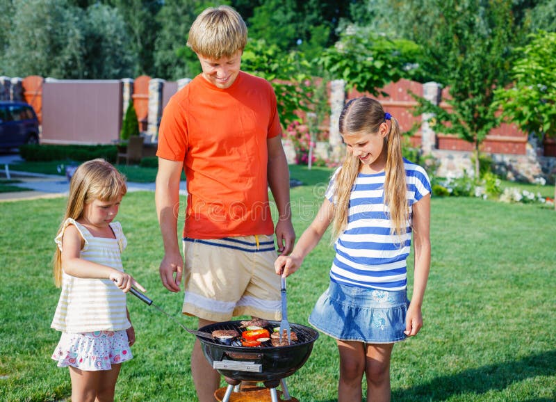 Familia que tiene barbacoa imagen de archivo libre de regalías Familia que tiene barbacoa imagen de archivo libre de regalías