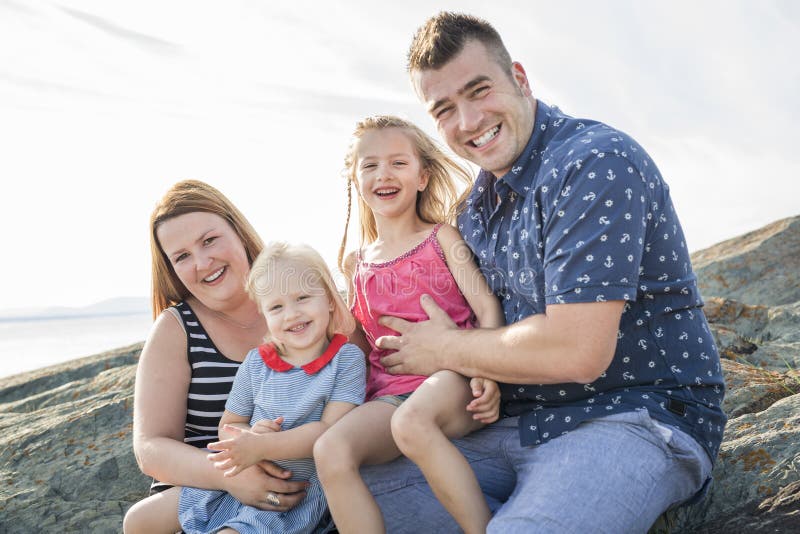 Familia que tiene gran océano del tiempo imágenes de archivo libres de regalías Familia que tiene gran océano del tiempo imágenes de archivo libres de regalías