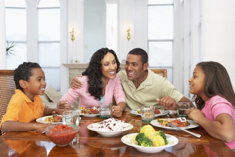 Familia que tiene una comida en el país fotos de archivo libres de regalías Familia que tiene una comida en el país fotos de archivo libres de regalías