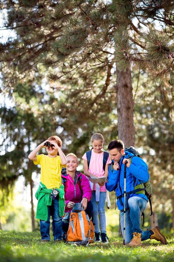 Familia que va de excursión en las montañas imagen de archivo libre de regalías Familia que va de excursión en las montañas imagen de archivo libre de regalías