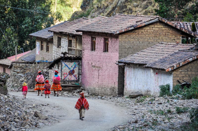 Familia Quechua Que Va a Casa En Un Pueblo En Los Andes, Ollantaytam Foto  editorial - Imagen de sombrero, america: 62855556