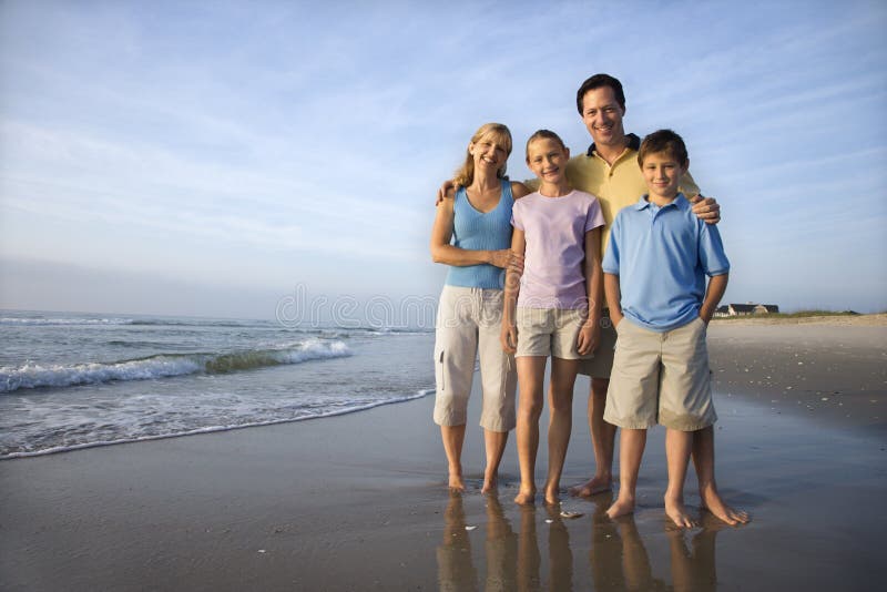 Familia sonriente en la playa. imagenes de archivo Familia sonriente en la playa. imagenes de archivo