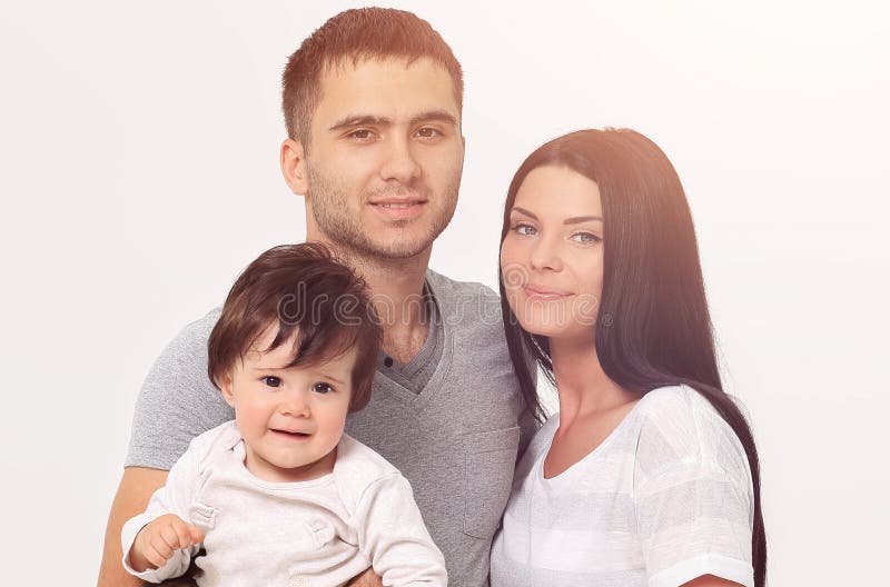 Familia sonriente feliz aislada sobre blanco imagenes de archivo Familia sonriente feliz aislada sobre blanco imagenes de archivo
