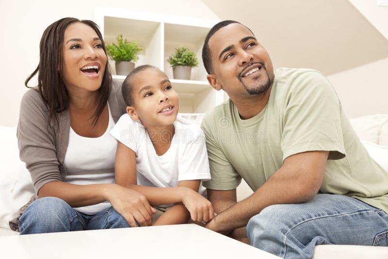 Familia sonriente feliz del afroamericano en el país fotos de archivo libres de regalías Familia sonriente feliz del afroamericano en el país fotos de archivo libres de regalías
