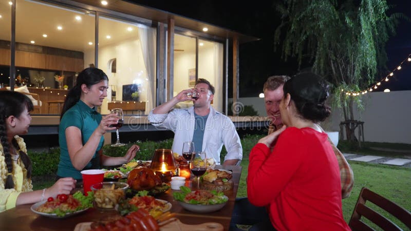 Familia sărbătorește împreună vacanța pentru a se relaxa și pentru a lua cina. Divergență. stock video