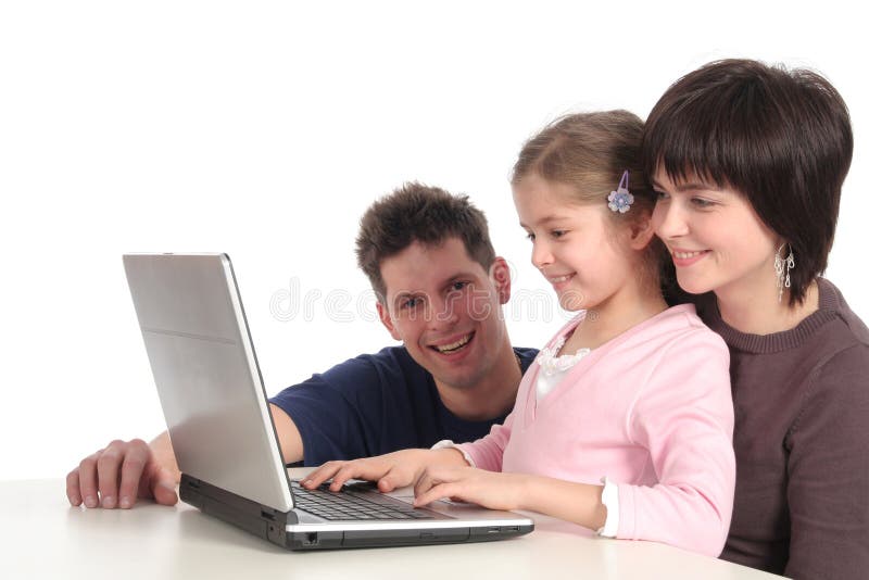 Familia usando la computadora portátil Familia usando la computadora portátil