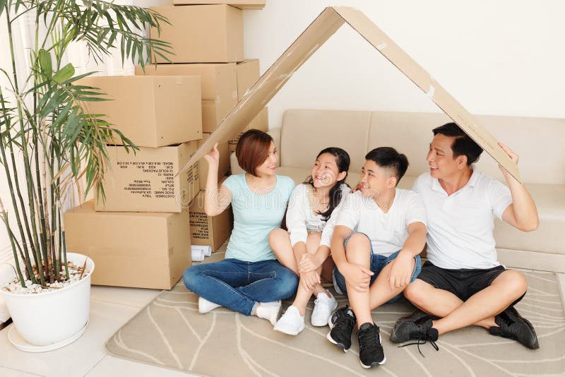 Familia vietnamita debajo del tejado de la cartulina imágenes de archivo libres de regalías Familia vietnamita debajo del tejado de la cartulina imágenes de archivo libres de regalías
