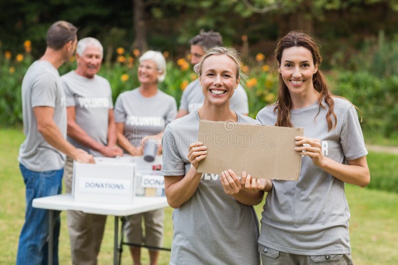 Familia voluntaria feliz que sostiene las cajas de la donación imágenes de archivo libres de regalías Familia voluntaria feliz que sostiene las cajas de la donación imágenes de archivo libres de regalías