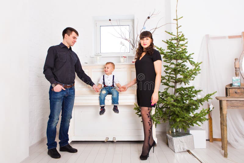 Familia Y árbol De Navidad Felices Padre, Madre E Hijo Niño Lindo Cabrito  Imagen de archivo - Imagen de muchacho, vacaciones: 80306917