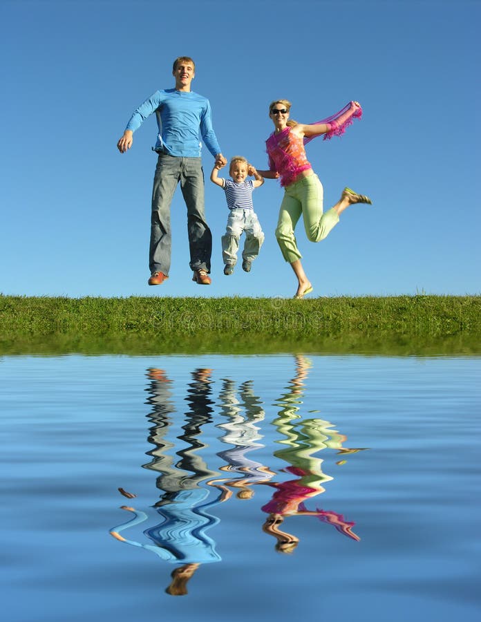 Familia y agua felices de la mosca Familia y agua felices de la mosca