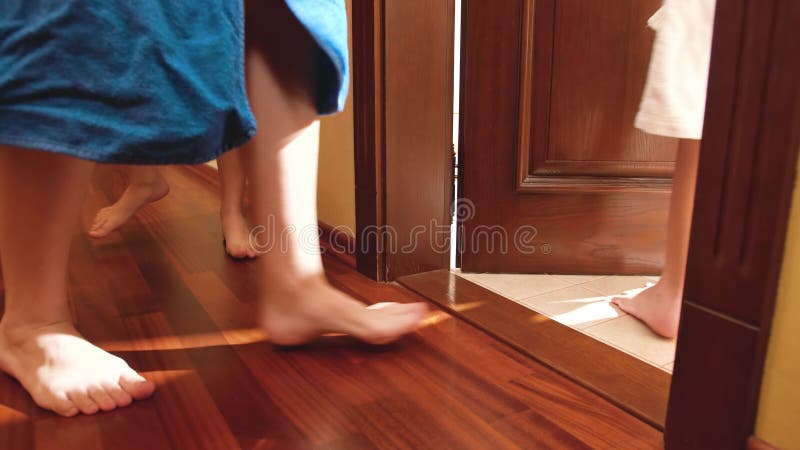 Familiares corriendo y ocupando inodoros o baños gratuitos en casa por la mañana. concepto de familia en casa grande