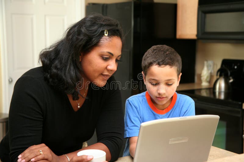 Familie auf Computer lizenzfreie stockbilder Familie auf Computer lizenzfreie stockbilder