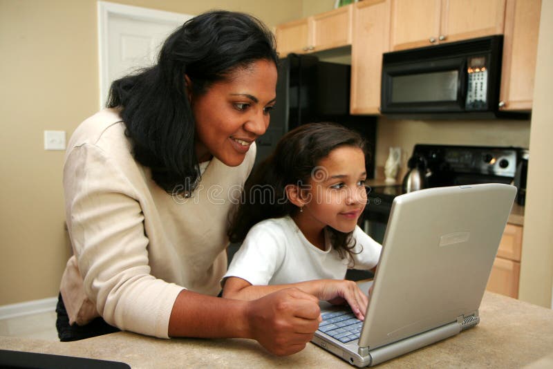 Familie auf Computer stockbild Familie auf Computer stockbild