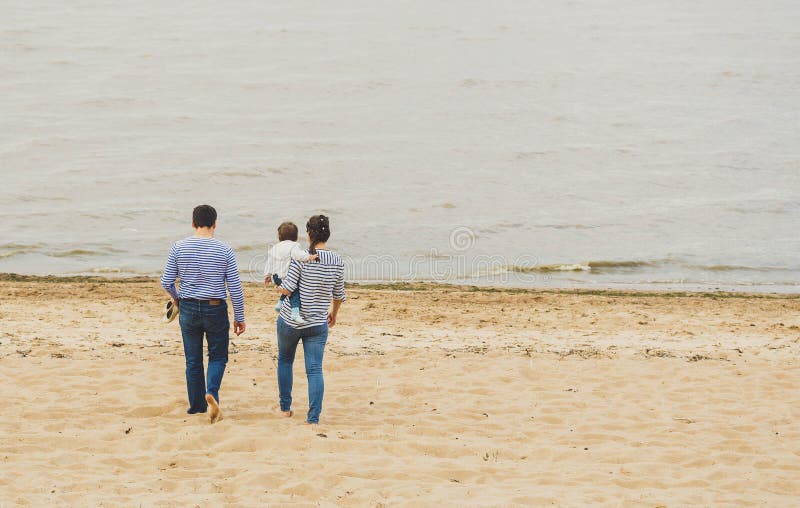 Familie auf dem Strand lizenzfreie stockbilder Familie auf dem Strand lizenzfreie stockbilder
