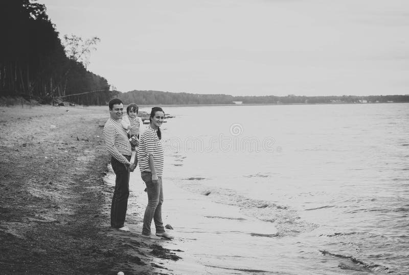 Familie auf dem Strand Rebecca 6 lizenzfreies stockbild Familie auf dem Strand Rebecca 6 lizenzfreies stockbild