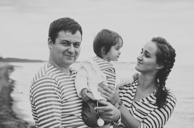 Familie auf dem Strand Rebecca 6 stockbilder Familie auf dem Strand Rebecca 6 stockbilder